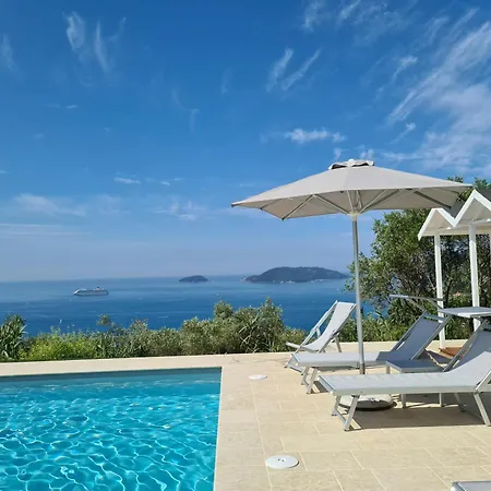 Ulivi House, Inside A Private Park, Pool, Tennis, 2 Ac Bdr, 2bth, Parking Next And Private Garage In Lerici! Lerici