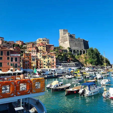 Ulivi House, Inside A Private Park, Pool, Tennis, 2 Ac Bdr, 2bth, Parking Next And Private Garage In Lerici! Holiday home *
