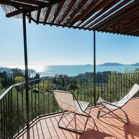 Ulivi House, Inside A Private Park, Pool, Tennis, 2 Ac Bdr, 2bth, Parking Next And Private Garage In Lerici! Holiday home
