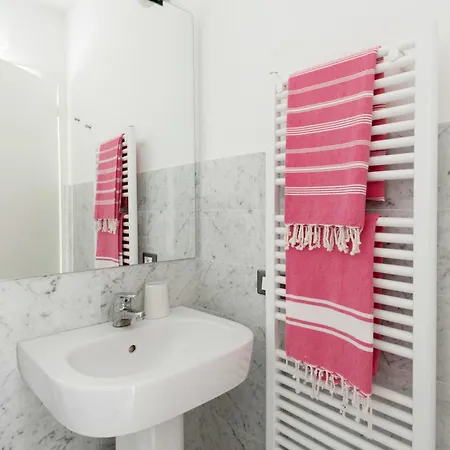 Ulivi House, Inside A Private Park, Pool, Tennis, 2 Ac Bdr, 2bth, Parking Next And Private Garage In Lerici! *