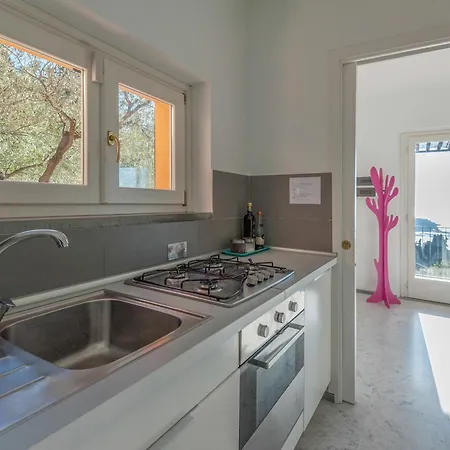 Ulivi House, Inside A Private Park, Pool, Tennis, 2 Ac Bdr, 2bth, Parking Next And Private Garage In Lerici! * Lerici