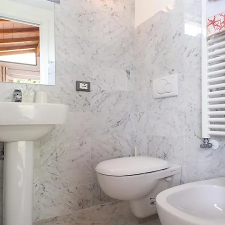Ulivi House, Inside A Private Park, Pool, Tennis, 2 Ac Bdr, 2bth, Parking Next And Private Garage In Lerici!