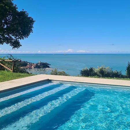 Ulivi House, Inside A Private Park, Pool, Tennis, 2 Ac Bdr, 2bth, Parking Next And Private Garage In Lerici!