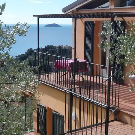 Ulivi House, Inside A Private Park, Shared Pool, Tennis, 2 Ac Bdr, 2bth, Parking Next And Private Garage In Lerici! Ferienhaus *