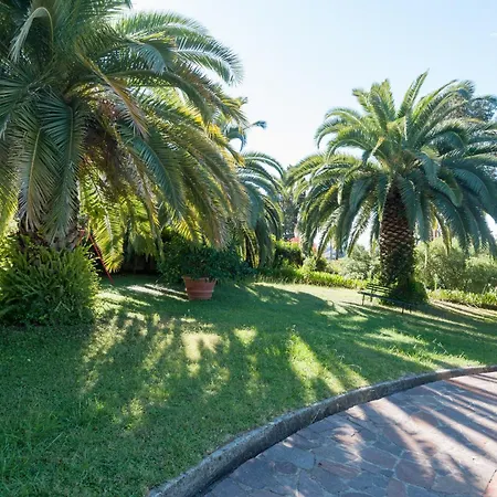 Ulivi House, Inside A Private Park, Shared Pool, Tennis, 2 Ac Bdr, 2bth, Parking Next And Private Garage In Lerici! Holiday home Lerici