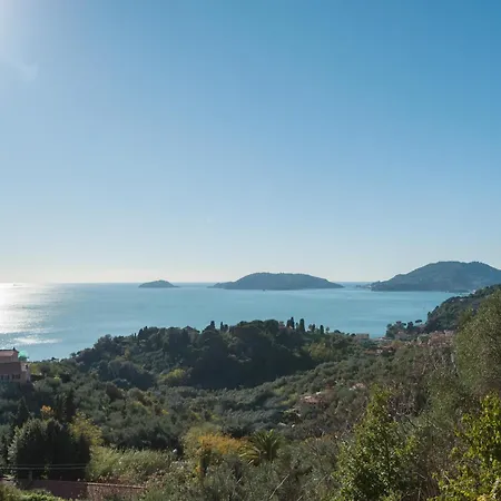 Ulivi House, Inside A Private Park, Shared Pool, Tennis, 2 Ac Bdr, 2bth, Parking Next And Private Garage In Lerici! Holiday home *