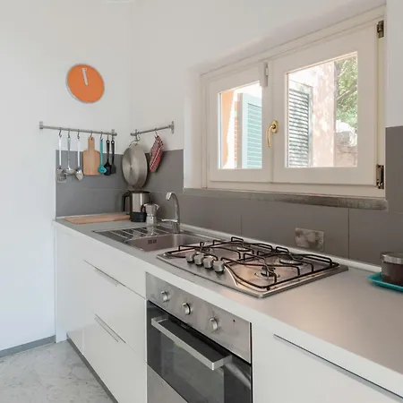 Ulivi House, Inside A Private Park, Shared Pool, Tennis, 2 Ac Bdr, 2bth, Parking Next And Private Garage In Lerici! *