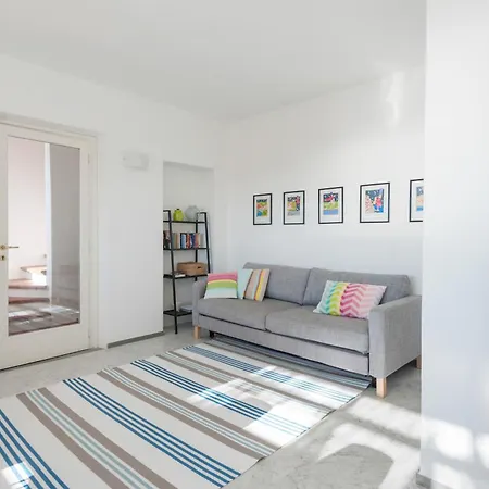 Ulivi House, Inside A Private Park, Shared Pool, Tennis, 2 Ac Bdr, 2bth, Parking Next And Private Garage In Lerici! *