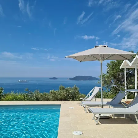 Ulivi House, Inside A Private Park, Shared Pool, Tennis, 2 Ac Bdr, 2bth, Parking Next And Private Garage In Lerici! Holiday home